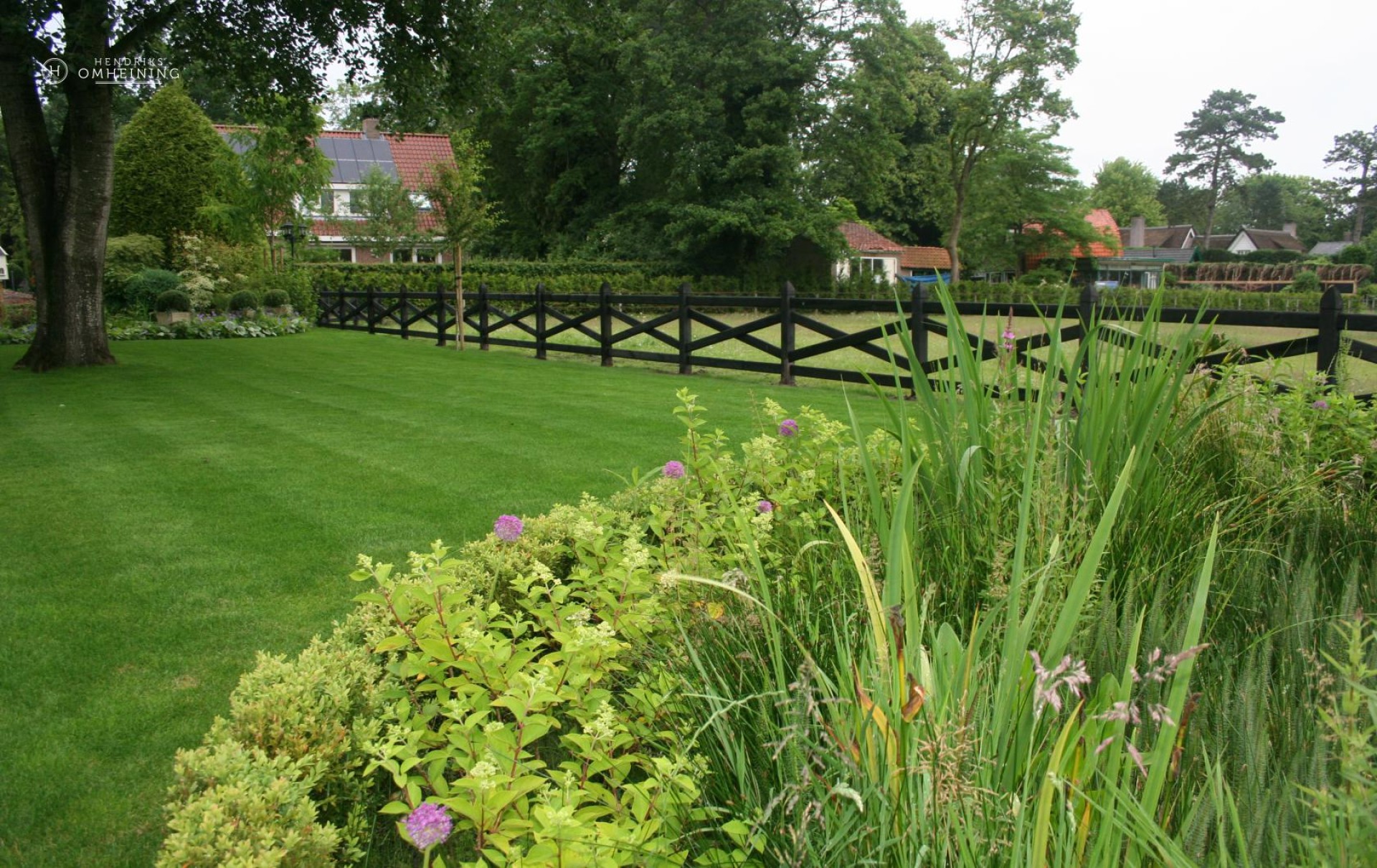 Xcellent Black Cross Fence (5)